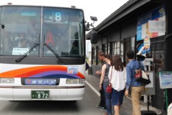 �O���l�ό��q�̑��̖ړI�͈��h�R�B�������͎R��s�̃o�X�ɂT�O�l���x�̒����񂪂ł���Ƃ���