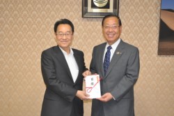 �ژ^����ɏΊ�������锐���h�G�В��i�ʐ^�E�E�j�ƌF�{���̂��̓d�b�������𖱂߂镟�c�f�F�{����t�