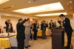 �����͏��Q���̉�����܂ߖ�T�O�l���o��