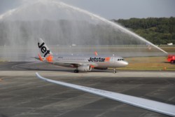 ���c���瓞�������}�̕������󂯂�W�F�b�g�X�^�[�̂P�ԋ@�B�@�ނ̓G�A�o�X�Ђ̂`�R�Q�O�i�P�W�O�ȁj