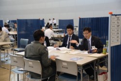 ������48�Ђ��Q���B���ꂼ��̃u�[�X�Ŏ��q���Ɩʒk����