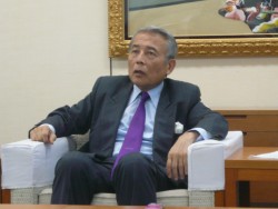 ���[�_�[�́u���}���A�r�W�����v���厖�ƌ�閃����o�A�