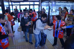 12��1���Ɉ��h�w�ŊJ�Â����uflat���q�v�L�b�N�I�t�C�x���g�B���h�w�ŉ��Ԃ����ό��q��փ`���V��z�z����g��