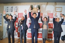 �I����ł̓��I���j�����ΎO������،����i�����j�B�I����łQ�A�����������݁A�R���ڂ̋c�Ȃ��ێ�����