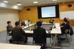 M��A���e�[�}�ɊJ�������Z�@�ւƉ�v�������̍����׋���B�����͂Q�O�l���Q������