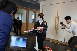 ���f�����R�c�X�L�������Ă���l�q