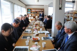 ���ΐ}���ٓ��Ō��i���Y���ɂ��Ă̐����𕷂��Q���҂�