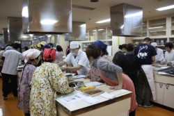 ���������Â���ɂ͖�S�O�l���Q��