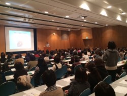 ���̃p���A�z�[���ɂ͂Q�O�O�l�����ꂵ��