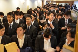 ���������G���x�[�^�[�܂łP�O�O�l�������񂾁B�擪�͌F�{�w���吶