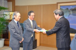 �����m���ɖژ^�𑡒悷��鏼�В��Ɨt�˖����i���j