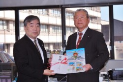 新入学児童に交通安全用品を寄贈・・・熊本県トラック協会｜くま経