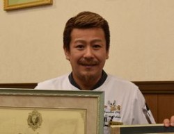 ���c���������͂S�U�΁A�F�{�s�o�g�B������ÎY�ƍ��Z�i���ėz���Z�j�|�Ғ����t���w�Z�i�Ғ��O���[�v�t�����X�Z���w�j���ƌ�A�z�e���j���[�I�[�^�j���A�U�E���b�c�E�J�[���g�������o�ĂQ�O�P�Q�N�P�Q���ɃZ�����O���[�v���ЁB