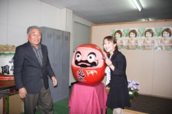 �ߑO�O���߂��A���I�����܂�A�k��A�ؒ������˂̑I���������ŏΊ�Ń_���}�ɖڂ����閳�����V�l�̏��얾�����B�u�Q�O�Q�O�N�̓����ܗւɌ����ăX�|�[�c�����F�{�����߂������v�ƕ�����������B