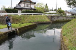 �L�x�Ȑ��ʂ͈��肵�����d�ʂ𐶂ނ��߂̏d�v�ȗv�f�B�ʐ^�͔_�Ɨp���H�u�K��a�v�ɂ���搅���B���͔��d���k�Ɉʒu����K��_���������