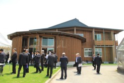 �����̌����ƌ������~�n���ɊJ�݂����t�[�h�o���[�A�O���r�W�l�X�Z���^�[�B�����̓��O���Ƃ��Ɍ��Y�ނ𑽂��g�p���Ă���