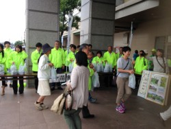 ��߃^�E�����̐X�̐��ʓ�����O�ŁA�S�[���̕c��400���z�z����