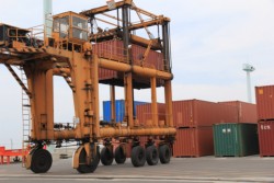 �F�{�`�őD����~�낵���R���e�i���^�ԃX�g���h���L�����A�B�ݕ��̑����̓K���g���[�N���[�������ƒ���R���e�i�q�H�i���R�j�̏T�Q�։��ɂ�闘�֐����オ�㉟�����Ă���