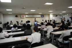 �����͌����̏��q�����P�U�l���Q�����f�B�X�J�b�V���������{�B�S�l�̍��Z����I������