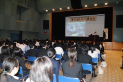 ��P�Q�O�l���Q�������u����B�u�t�̌��t��M�S�Ƀ���������A�����Ɏ��₵���肷�鐶�k�̎p����������ꂽ