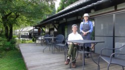 ���q�O���V���Ȃ��R�s�����̃e���X�ɍ���_�˃I�[�i�[�Ɣ����V�F�t�B��A�̏h���҂ɂ͗���2�����܂ŉ߂������O�̃t�@����