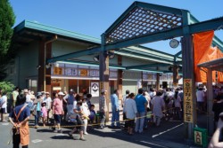 �y�j���̒��A10���̊J�X�Ɠ����ɓX���ɔ������q�� �i7��25���B�e�j�B��ޓ����͍ō��C��35�x�̖ҏ������������A�����瑽���̔������q���K��Ă����B�x���Ƃ������Ƃ������Ă���w�����łȂ��Ƒ��A����ڗ���