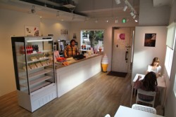 �T���h�C�b�`�X�́u�C�[�g���v�Q���X�͂R���A����������ɃI�[�v���B����܂Ő��捂�����̖{�X���猧���S�ݓX�ɏ��i��[�����Ă����B�u���Z��a�@�A�I�t�B�X���߂��V�������q���񂪑����܂����v�ƃI�[�i�[�̈ɓ��q������