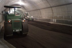 ���[�h���[���[�i���j�ƃ��[�^�[�O���[�_�[�i�E�j�ŘH�Ր������́u���Y�g���l���v�i1,085m�A8��5���B�e�j�B������A�R���N���[�g�ŕܑ������