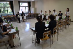 ����E����Z����w���ŊJ�Â��ꂽ�A�E���k��B�O���[�v���_�ɏo�Ȃ������E���A�̗p�S���҂�