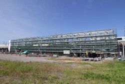 �㉮�������n�߂����F�{�w�B�w�͒n�ォ��̃z�[���܂ł̍�������V���A�Q��̃G���x�[�^�[���ݒu����