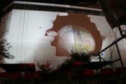 �������S�ݓX�ǖʂɓ��e���ꂽ�v���W�F�N�V�����}�b�s���O�B�ǂ����傫�ȋ����]����o��f��