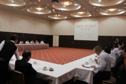 �A�x�m�~�N�X�̔g�y���ʂƌ��o�ς̌�����w�Ԃ��Ƃ�ړI�ɊJ���ꂽ���C��B�����}�����̌��c26�l�ƌF�{�s�c�R�l���o�Ȃ���