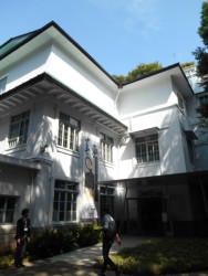 �����s������ڔ���ɂ�����v���c�@�l�i���ɁB�א�Ƃ̗��j�����A���p�i���������E�W�����Ă���A�א�������񑊂����������΂߂�