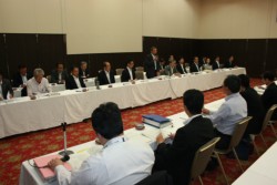 �z�e���F�{�e���T�ŊJ�����A���F�{�ƌ��Ƃ̈ӌ�������B���̐������x�Ɋւ��銈���ȋc�_�����킳�ꂽ