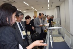 �i���Ɍ����Z���^�[�E���̐����ɒ������闈���