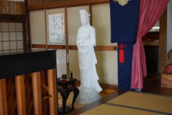 �򍑎��{���ɂ�2018�N�̍����ĊJ���I����҂u��ω��v�B�u�J���ω����i���ɂ��݂���̂񂼂��j�v�̌䕪�g�Ƃ��Đ��삳�ꂽ