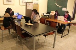 ���L�̃f�X�N���Q�ݒu�A�����^���X�y�[�X�Ƃ��Ă̑ݏo�����{