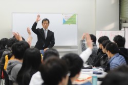 �����͖�30�l�̊w�����Q���A�����Ȉӌ��������s��ꂽ