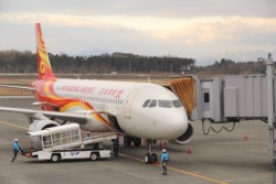 �G�v�����ɒ��@���鍁�`�q��̃G�A�o�X�`�R�Q�O�i�P�V�S�ȁj�B�����̏T�Q�ւ��^�q����