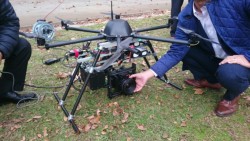 �h���[���ɒ������׃J������ݒu�����אU���̉e�����m�F����