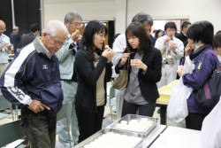 �X�쒬���Y�́u�g�엜�v���g�����R���|�[�g�����H����o�ȎҁB�Z���^�[����Ă����Ⓚ�i�V�����p���Ă���