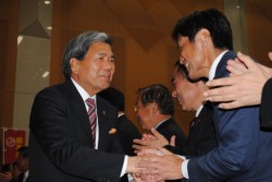 �R�I�����܂�A����E�����N���u�̊��c����\�ƈ�������킷�������B�����A�����ɉ����āA������̋c�����x���ɉ��A����45�s�����S�Ăŏ����B50�����̑�ʓ��[���ʂ�����