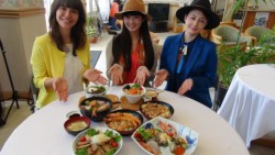 ���ԃG�r���g�����u�C���v�ƓV���剤���g�����u�R���v�Ȃǂ� �@�Љ��o�q�r�f�I�o���̃��f������