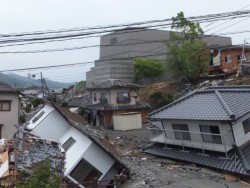 �������X����443�����Ƃ̌����_�����������낵����т���Q�̏W�����������n��B�������̉��|���ɂȂ����Ɖ��ɂ��������ǂ̂悤�Ȏ��R�̗͂��������̂��B���\�L�Ƃ�����A��̐k�x7�͑z�������Ȃ��n�k�̃G�l���M�[���B�ʐ^�E��͖؎R�������