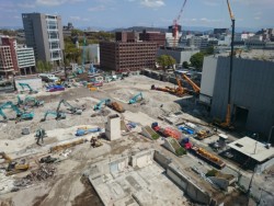 �������S�ݓX���ƃz�e�����ꕔ�������A�قڌ����̎��󂵂������B�S�ݓX���͒n�ォ��̉�̍H�����i��ł���