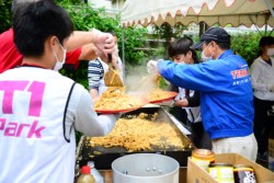 T1�t�F�X�^�w�����s�ψ���̃{�����e�B�A�L�u�Ƌ��͂��ĐH�����