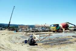 ���������X�̌���206�������̕~�n��T���u�ɁA�F�{���D�ǏZ�����݂��Ă���u�F�{�^�ؑ����ݏZ��v�B�ЊQ�~���@�̓K�p�I���̂Q�N����L�����p���ł���悤�q�b�i�S�؃R���N���[�g�j��b���̗p�i�T��12���B�e�j