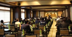 ���������{�قɖ�V�O�l�̏o�Ȏ҂��W��