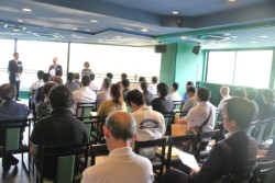 �����͎�����Ȃǖ�T�O�l���Q��