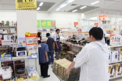 MrMax�F�{��X�ɂ͉Ɠd�̔����ւ��������B7���ɂ͉c�Ƃ������킹�Ă����F�{�C���^�[�X���ĊJ�\��